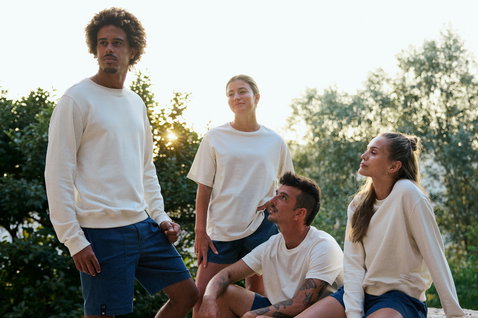 Sweat Duotone Concept Blue en coton biologique blanc naturel porté en extérieur à la lumière dorée