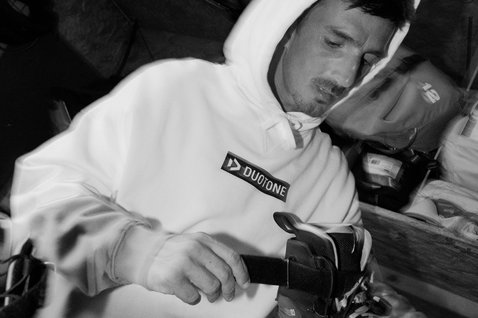 Sweat à capuche Duotone True homme en blanc lors d'une session de kitesurf sur l'eau