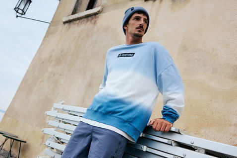 Sweat Duotone True homme en extérieur avec dégradé dip-dye bleu encre