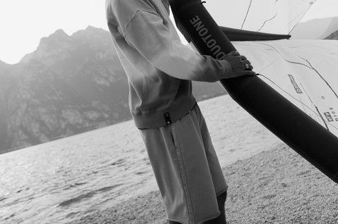 Short Duotone True unisex lors d'une session wing foiling sur un lac de montagne