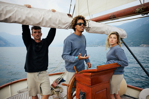 Duotone True short sweat unisex en beige sable lors d'une navigation sur lac de montagne
