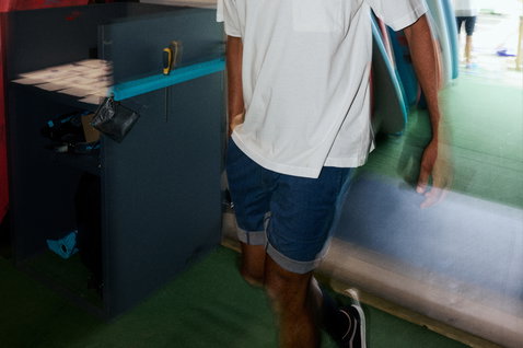Short en denim Duotone True pour homme en bleu moyen porté dans un environnement de sports nautiques
