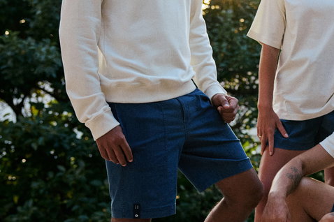 Short homme Duotone True en bleu denim foncé porté en extérieur dans un cadre estival