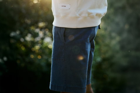 Short homme Duotone True en denim foncé porté en extérieur lors d'une séance lifestyle