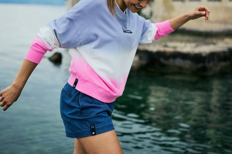 Short femme Duotone True en denim foncé porté au bord de l'eau en été