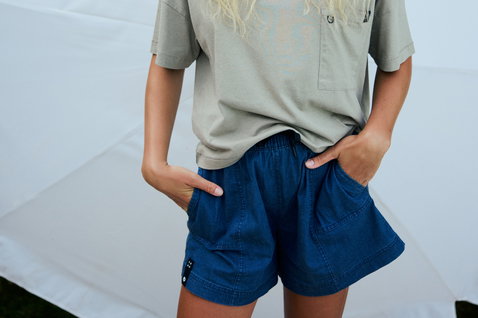 Short femme Duotone Apparel True en denim bleu foncé avec ceinture élastique et poches plaquées