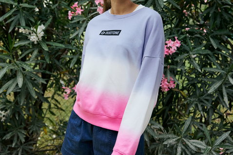 Sweat Duotone True femme coloris raspberry ice avec dégradé dip-dye du rose au blanc et lavande