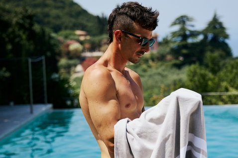Duotone Towel Logo serviette en coton lors d'une détente au bord de la piscine en plein air