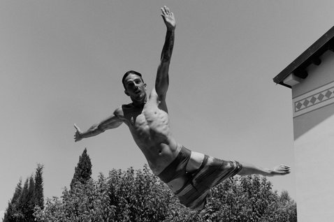 Duotone Apparel short de bain homme lors d'un saut au bord de la piscine en été