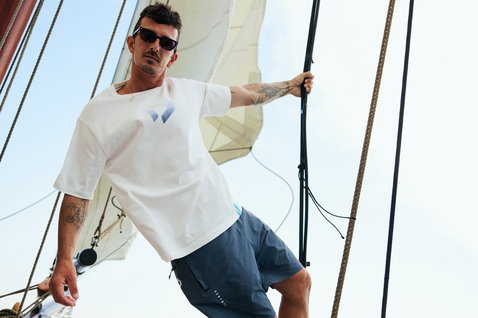 Duotone Boardshorts Land & Sea 18 Zoll Herren in ink blue beim Segeln auf dem Meer
