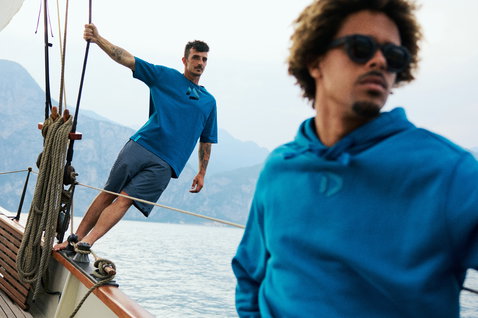 Duotone Land & Sea Boardshorts 18 Zoll für Herren in dunkelblau beim Segeln auf dem Wasser