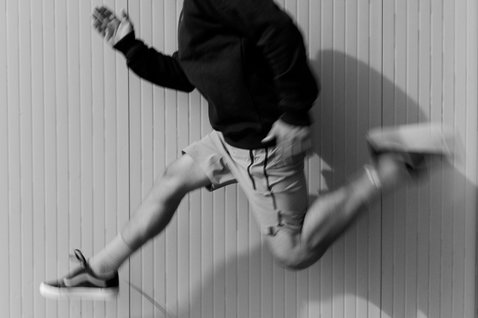 Duotone Tech boardshorts 19 pouces homme en saut, photo lifestyle noir et blanc