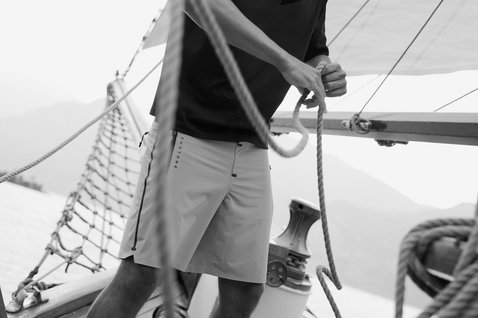 Duotone Tech Boardshorts 19 pouces homme lors d'une sortie en voilier en mer