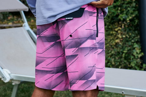 Short de bain Duotone Originals homme 19 pouces en rose avec imprimé intégral abstrait porté en extérieur