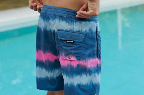 Boardshorts Duotone Originals 17 pouces homme en bleu marine, bleu et rose au bord de la piscine