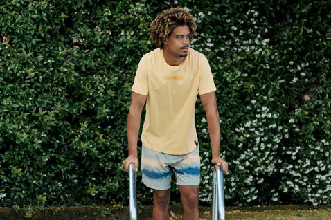 Short de bain Duotone Originals 17 pouces homme imprimé tie-dye beige sable et bleu porté au bord de la piscine