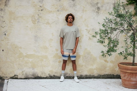 Boardshorts Duotone Originals 17 pouces homme en gris clair avec imprimé intégral bleu et blanc, porté par un modèle