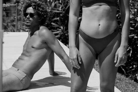 Duotone Apparel Bikini Bottom Beach femme en séance lifestyle au bord de la piscine en été