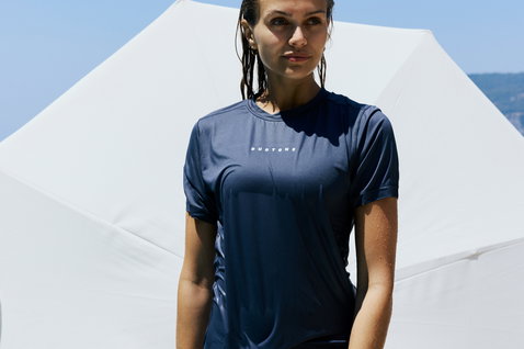Duotone wetshirt femme manches courtes bleu marine lors d'activités nautiques en bord de mer