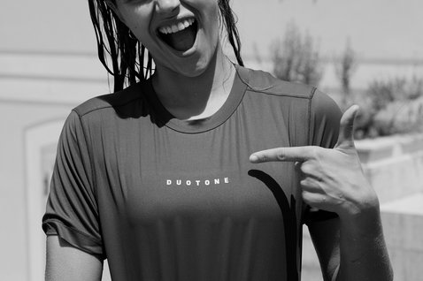 Duotone Apparel wetshirt manches courtes femme lors d'une session nautique