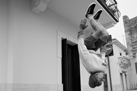 Bonnet Duotone Logo en gris métal porté lors d'une séance lifestyle en milieu urbain