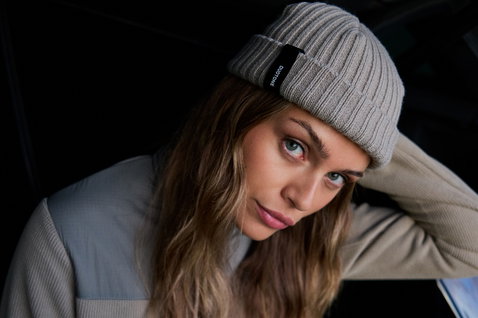 Duotone Seaman bonnet taille unique en gris clair porté par un modèle en studio