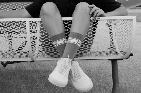 Chaussettes Duotone Originals Light portées en milieu urbain avec des baskets blanches