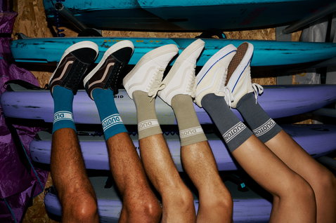 Chaussettes Duotone Originals Light en bleu encre, sauge et gris anthracite portées avec des sneakers sur des planches empilées