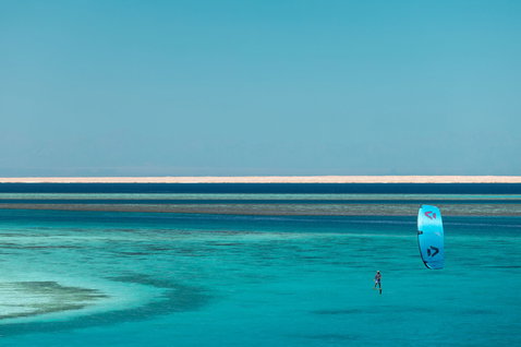 Duotone Juice D/LAB LEI kite durante il kitesurf in una laguna tropicale