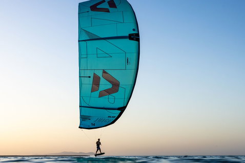 Duotone Juice D/LAB LEI kite durante il kitesurf sull'oceano