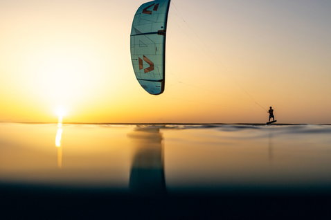 Duotone Juice D/LAB LEI kite durante il foiling sull'oceano aperto