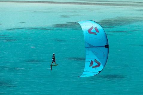 Duotone Juice D/LAB LEI kite durante il foiling in una laguna tropicale poco profonda
