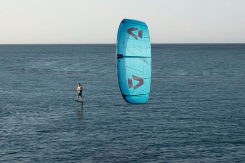 Aquilone LEI Duotone Juice D/LAB durante il foiling sull'oceano aperto