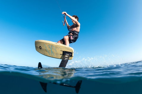 Duotone Juice D/LAB kite LEI durante il foiling in mare aperto