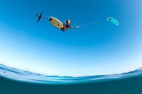 Duotone Juice D/LAB LEI kite durante il foiling sull'oceano