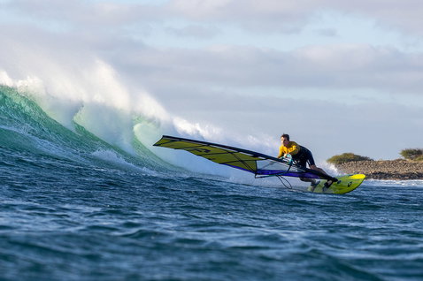 Duotone Grip [Tri] Windsurf-Board beim Wellenreiten am Meer