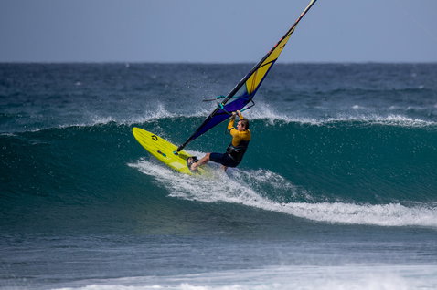 Duotone Grip [Tri] Windsurf-Board beim Wellenreiten am Meer
