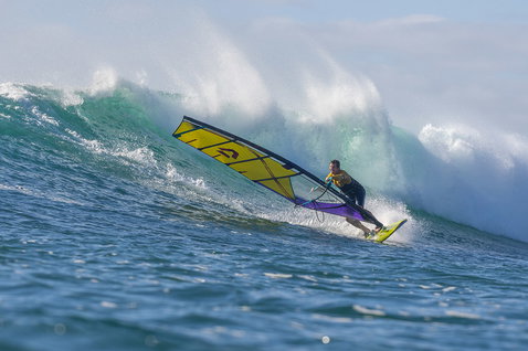 Duotone Grip [Tri] Windsurf-Board beim Wellenreiten am Ozeanstrand