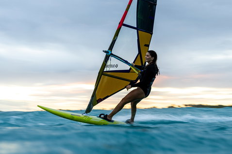Planche de windsurf Duotone Ultra FreeWave lors du surf de vagues dans les eaux côtières tropicales