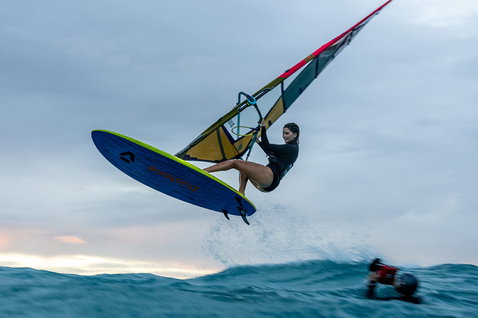 Planche de windsurf Duotone Ultra FreeWave lors de surf de vagues en océan