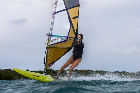 Planche de windsurf Duotone Ultra FreeWave lors de surf de vagues dans un lagon
