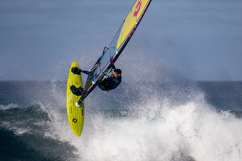 Duotone Ultra Grip [Quad] windsurf board during wave riding in the ocean