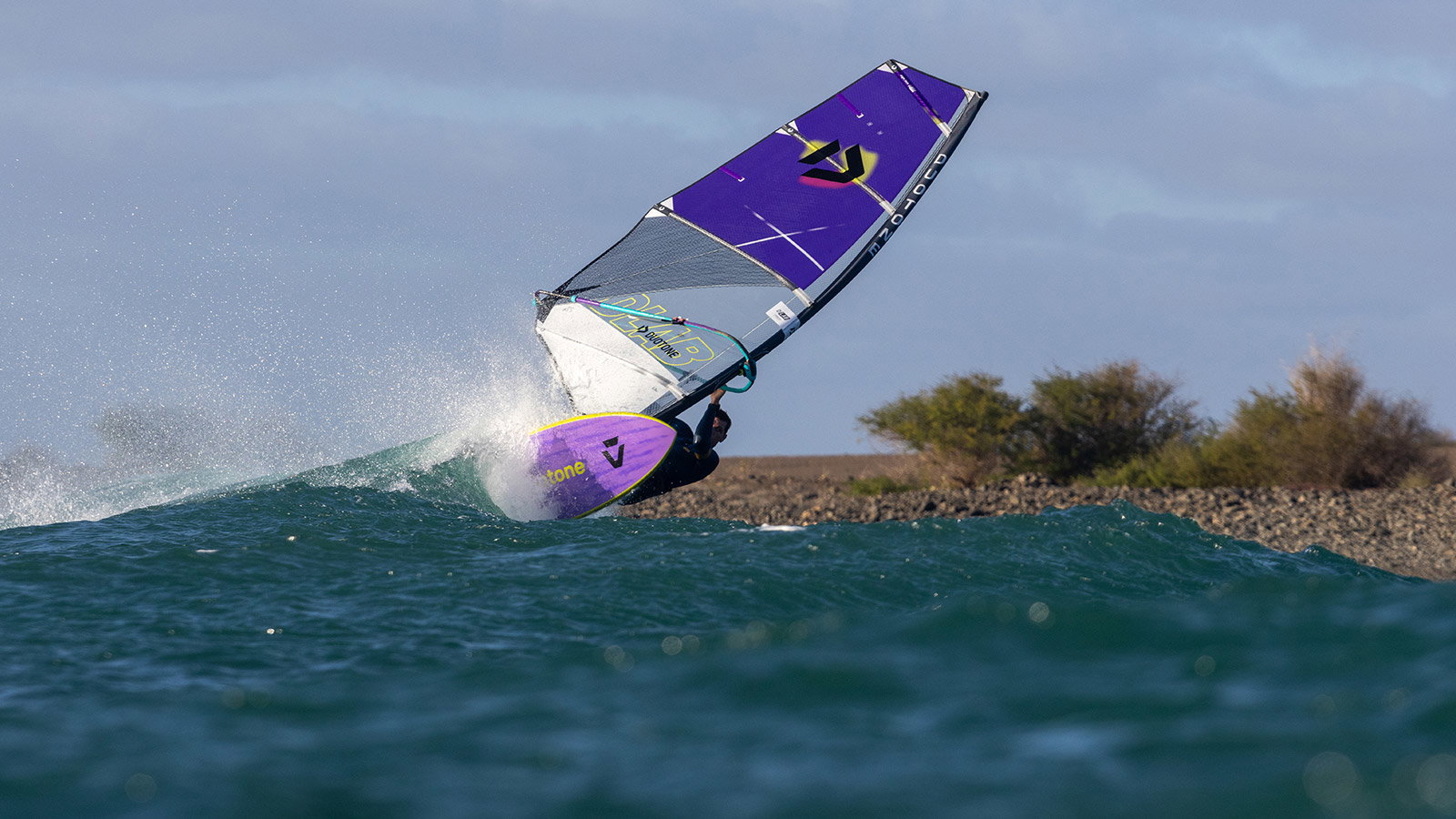 パルティール　SUPER WAVE HYBRID Super_Hero D/LAB 2026 ᐅ high-end wave sail | DUOTONE Windsurfing