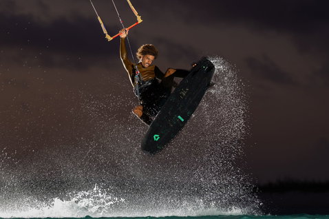 Barre de contrôle Duotone Click Bar Quad Control en kitesurf sur l'océan de nuit