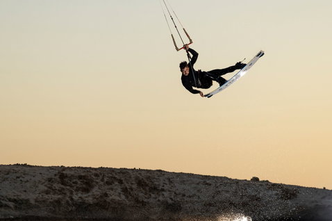 Barre de contrôle Duotone Click Bar Quad Control TS lors du kitesurf dans un paysage de dunes côtières