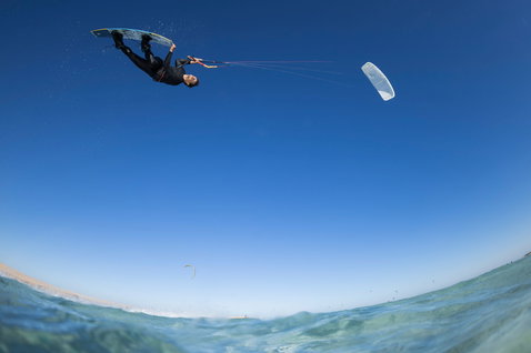Duotone Click Bar Quad Control lors du kitesurf sur la plage