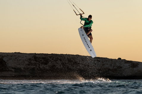 Duotone Click Bar Quad Control TS barre de contrôle lors d'une session de kitesurf sur la côte rocheuse