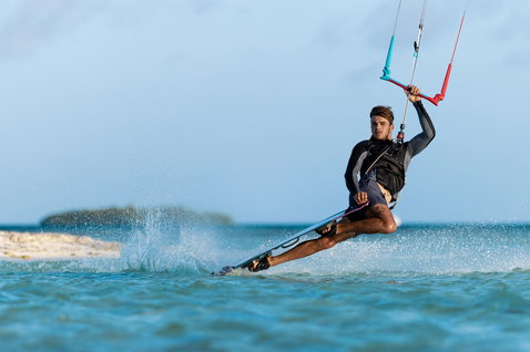 Duotone Jaime SLS Trust Bar barre de contrôle lors du kitesurf dans un lagon océanique tropical