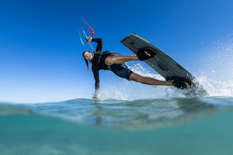 Duotone Jaime Trust Bar barre de contrôle lors du kitesurf dans une eau turquoise claire sur une plage ensoleillée