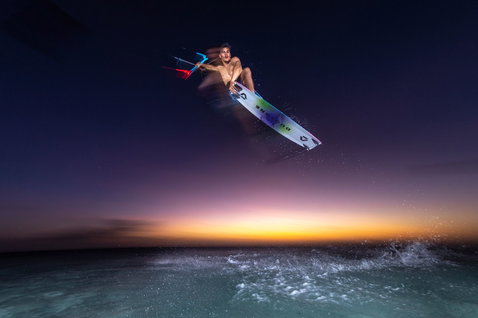 Duotone Trust Bar Quad Control barre lors de kitesurf sur plage océanique au crépuscule